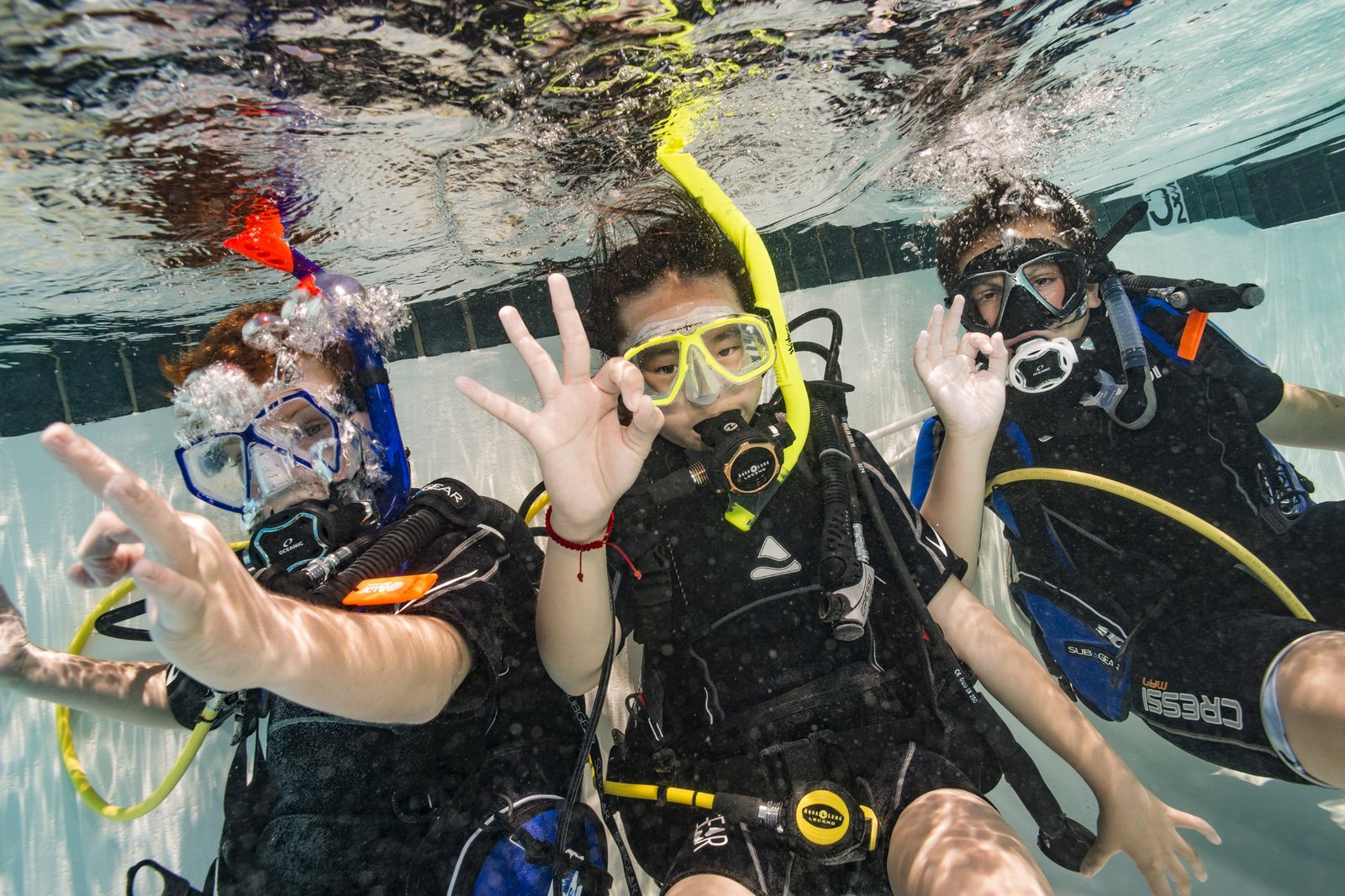 Ragazzi durante attività subacquea in piscina